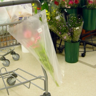 切花お持ち帰り用ポリ袋：店内使用イメージ